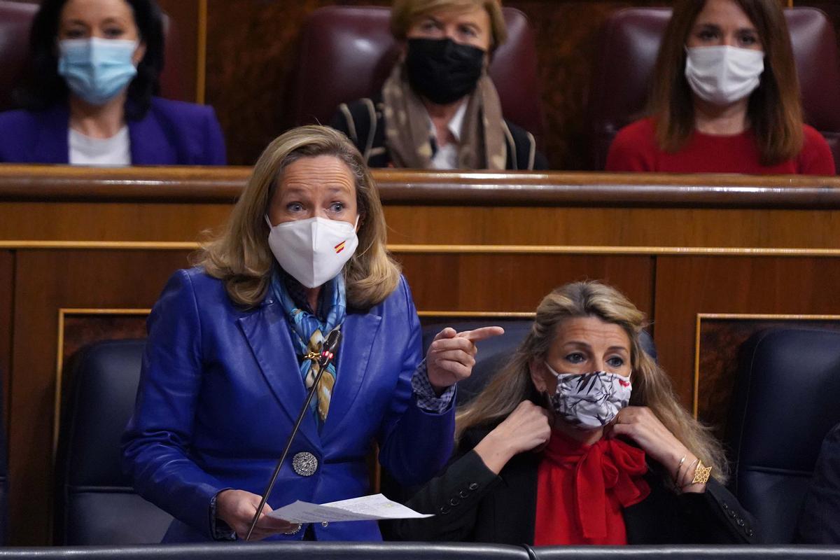 Nadia Calviño y Yolanda Díaz en la sesión de control al Gobierno esta mañana.