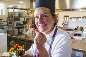 La chef de La Calèndula, Iolanda Bustos, experta en la cocina con flores.