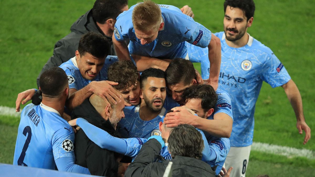 Los jugadores del City festejan con Guardiola el definitivo tanto de Foden que supuso el 1-2. Los jugadores del City festejan con Guardiola el definitivo tanto de Foden que supuso el 1-2.
