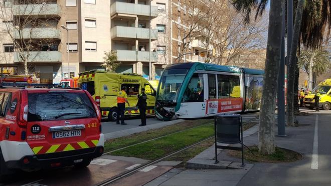 Un tranvía embiste una ambulancia en la Diagonal de Barcelona, cerca de Glòries