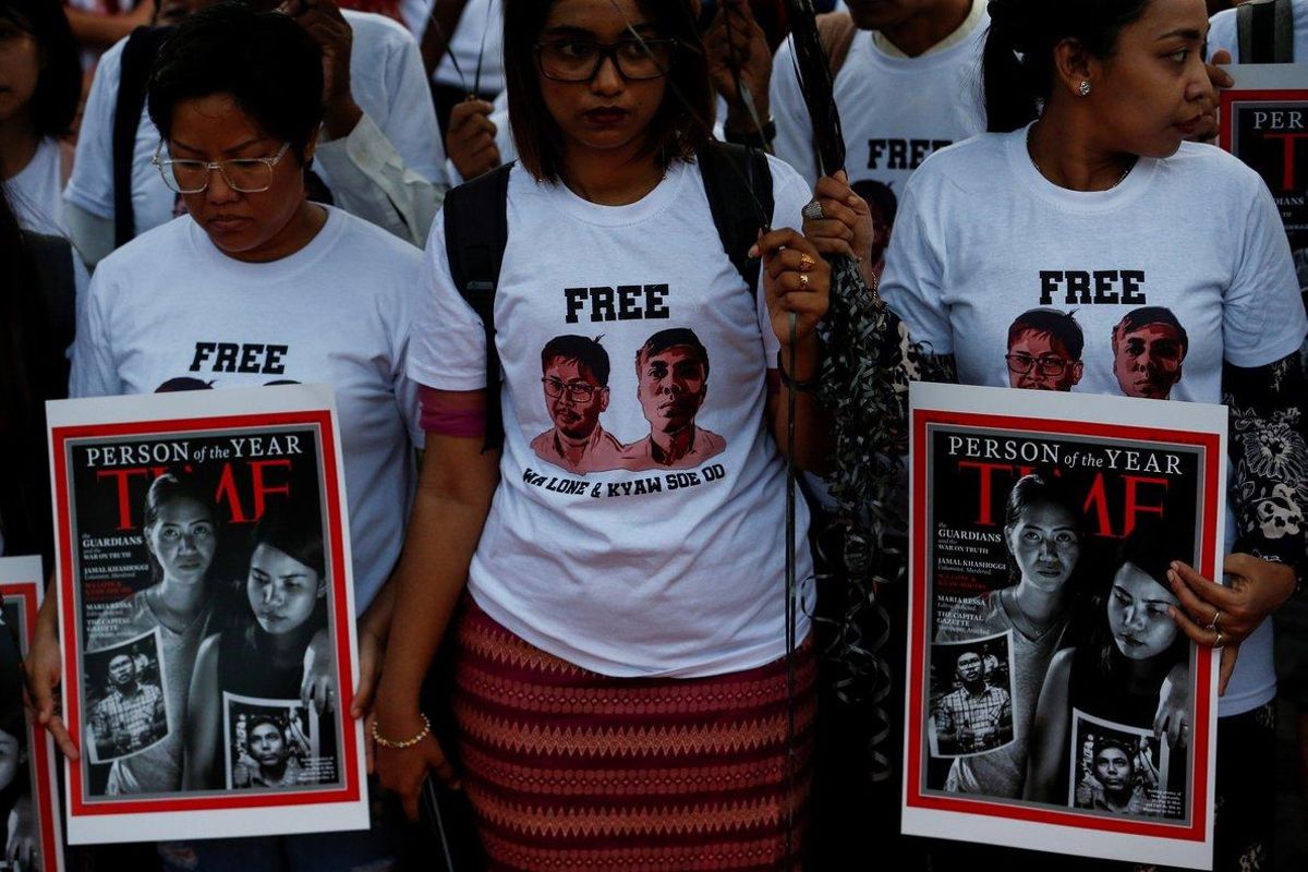 Manifestantes muestran copias de la portada de la revista Time en la que aparecen Ma Pan Ei Mon y Chit Su Win esposas de los periodistas birmanos Wa Lone y Kyaw Soe durante una protesta de apoyo a los periodistas en Rangun Birmania. EFE Lynn Bo Bo Manifestantes muestran copias de la portada de la revista Time en la que aparecen Ma Pan Ei Mon y Chit Su Win esposas de los periodistas birmanos Wa Lone y Kyaw Soe durante una protesta de apoyo a los periodistas en Rangun Birmania. EFE Lynn Bo Bo