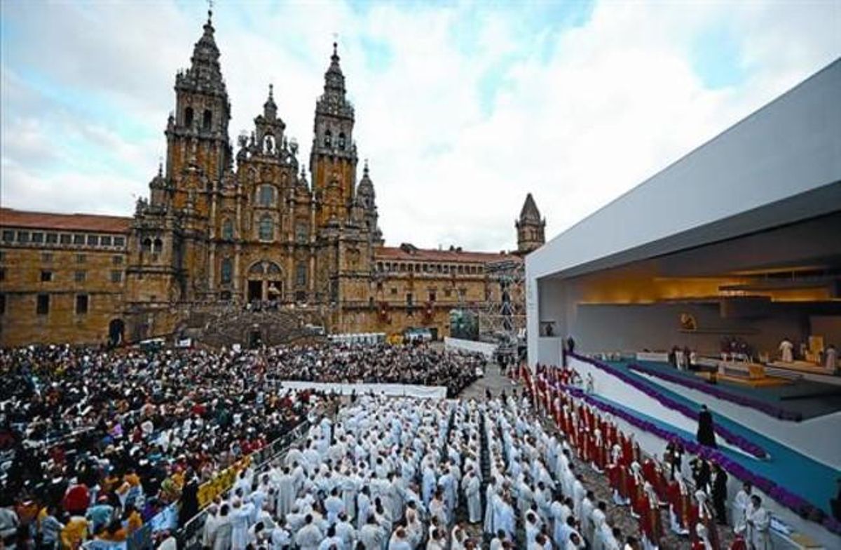 Miles de personas abarrotan la plaza del Obradoiro de Santiago, poco antes de la misa que ofició el Papa, ayer. Miles de personas abarrotan la plaza del Obradoiro de Santiago, poco antes de la misa que ofició el Papa, ayer.