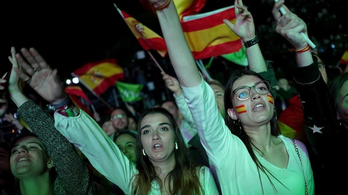 Simpatizantes de Vox escuchando las valoraciones de Santiago Abascal. Simpatizantes de Vox escuchando las valoraciones de Santiago Abascal.
