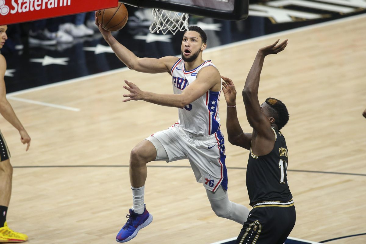 Ben Simmons, de los Sixers, lanza a canasta ante Clint Capela en el partido ante los Hawks Ben Simmons, de los Sixers, lanza a canasta ante Clint Capela en el partido ante los Hawks
