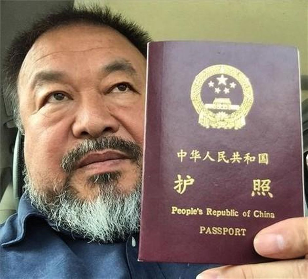 El artista chino dio a conocer que las autoridades le habían devuelto el documento que le permite salir de China con esta fotografía que subió a su cuenta de Twitter e Instagram. El artista chino dio a conocer que las autoridades le habían devuelto el documento que le permite salir de China con esta fotografía que subió a su cuenta de Twitter e Instagram.