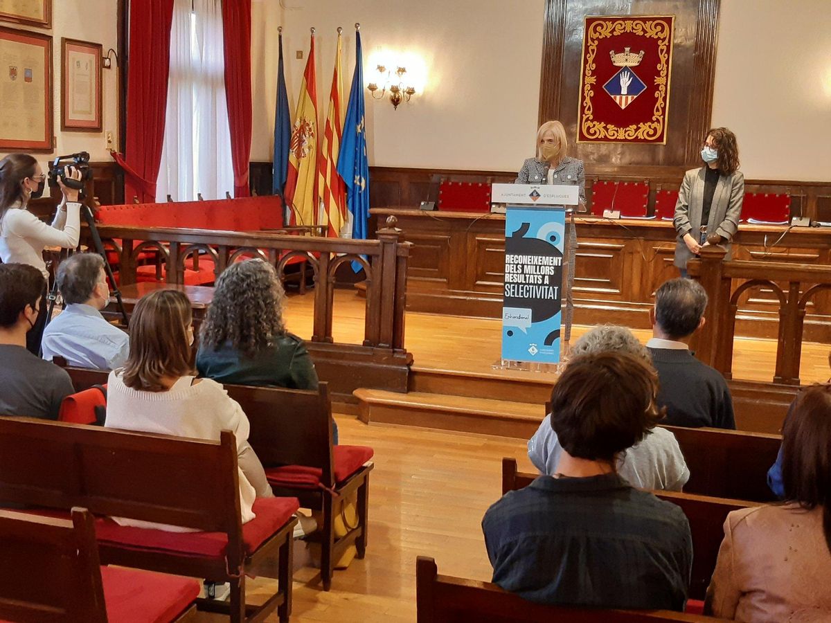 Esplugues reconoce el esfuerzo de sus estudiantes con mejores resultados en la selectividad Esplugues reconoce el esfuerzo de sus estudiantes con mejores resultados en la selectividad
