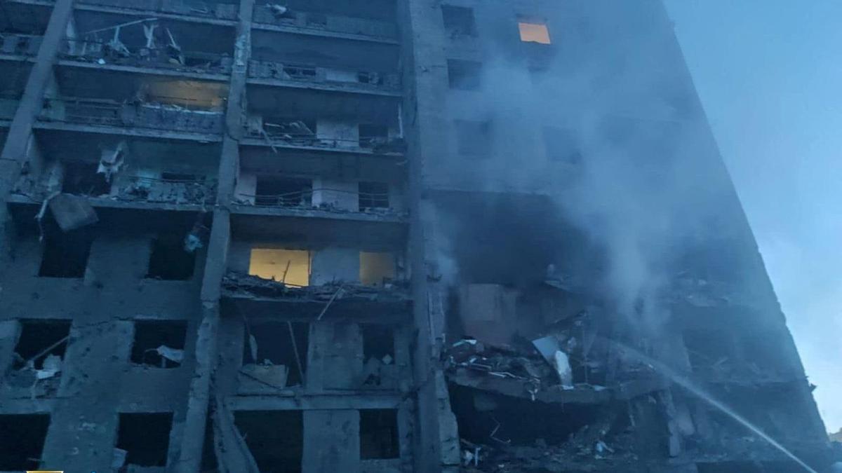 Los equipos de rescate trabajan en la escena de un ataque con misiles en un lugar indicado como Bilhorod-Dnistrovskyi, región de Odesa , Ucrania