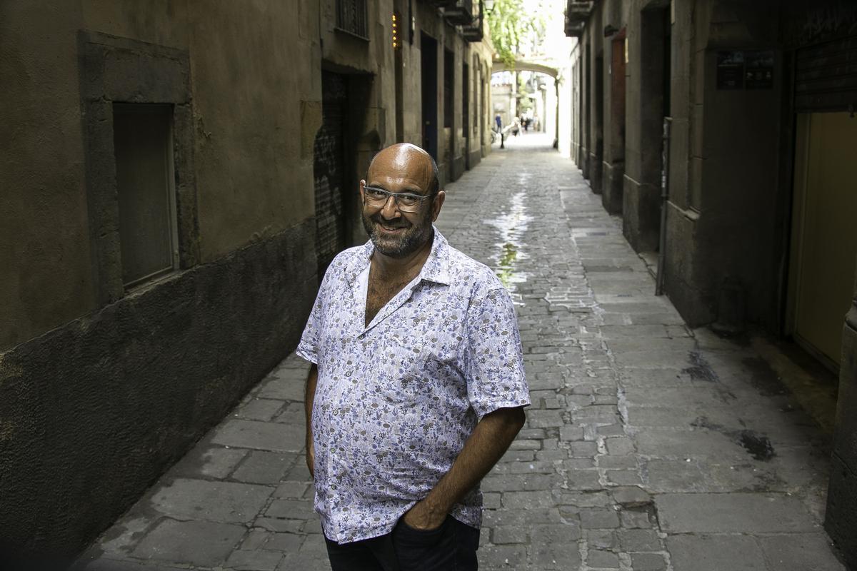 Xavi Artal, cartero en el barrio Gòtic de Barcelona desde hace 18 años.