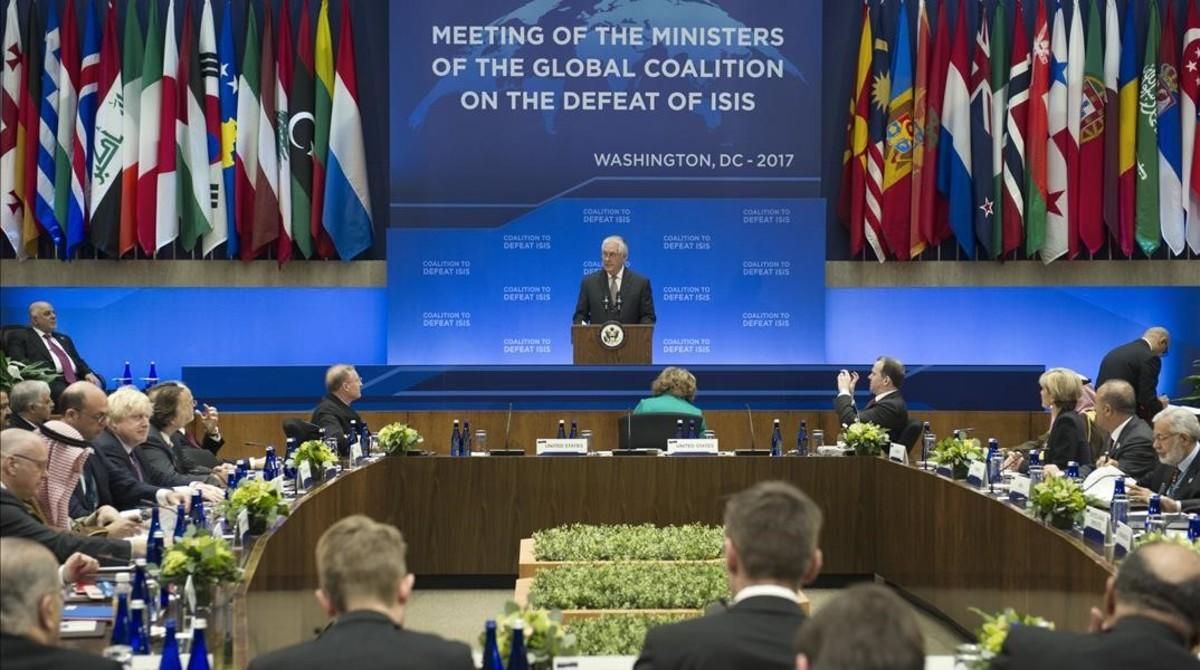 El secretario de Estados de EEUU, Rex Tillerson, durante su intervención en la cumbre de ministros de Exteriores de la Coalición Global para Derrotar al Estado Islámico. El secretario de Estados de EEUU, Rex Tillerson, durante su intervención en la cumbre de ministros de Exteriores de la Coalición Global para Derrotar al Estado Islámico.