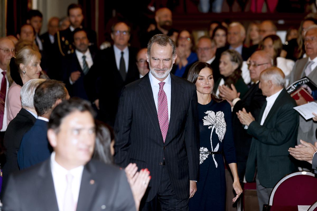 MADRID, 11/04/2023.- Los reyes Felipe VI y Letizia reciben los aplausos de los asistentes a su llegada a un acto con motivo del bicentenario del Ateneo de Madrid, este martes. EFE/ Javier Lizón
