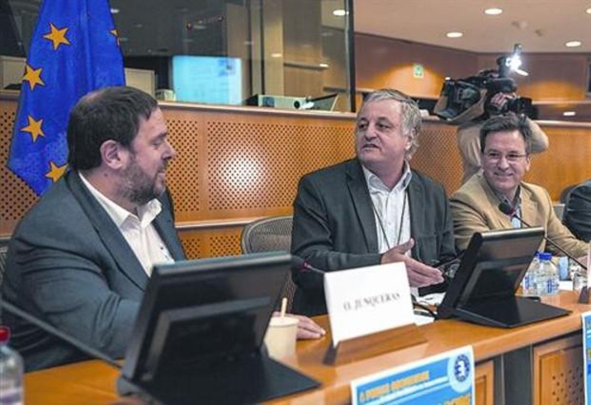 El presidente de ERC, Oriol Junqueras, ayer en Bruselas, antes de iniciar el acto de los Verdes europeos. El presidente de ERC, Oriol Junqueras, ayer en Bruselas, antes de iniciar el acto de los Verdes europeos.
