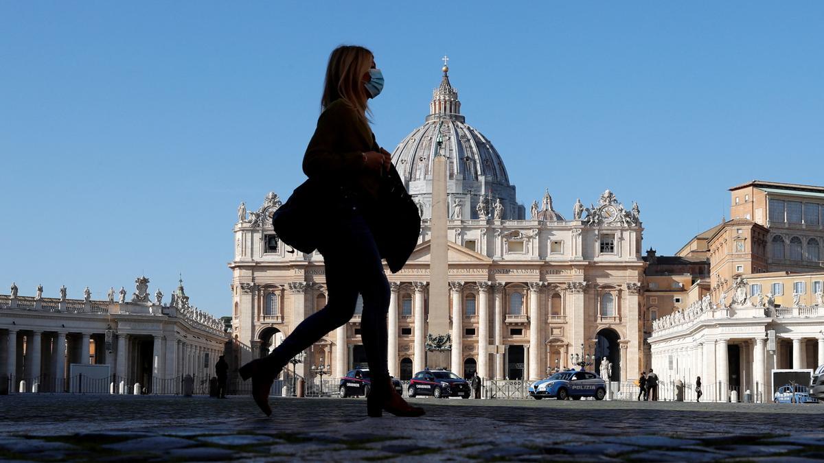 Il cardinale alza la squadra di calcio femminile del Vaticano