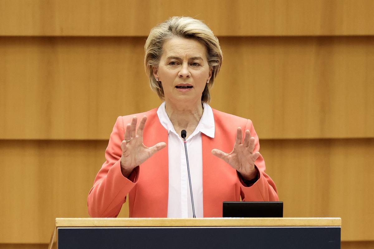 La presidenta de la Comisión Europea, Ursula von der Leyen, este lunes en el Parlamento de Bruselas.