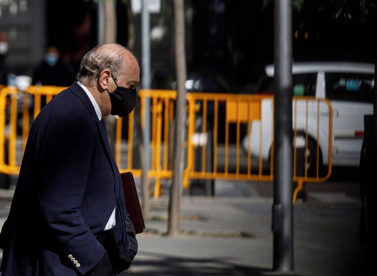 MADRID, 30/10/2020.- El exministro del Interior Jorge Fernández Díaz, a la salida de la Audiencia Nacional este viernes donde ha testificado en calidad de imputado en el caso Kitchen, sobre un supuesto espionaje al extesorero del PP Luis Bárcenas con cargo a los fondos reservados, después de que el número 2 de su departamento, Francisco Martínez, dijera que estaba al tanto del mismo Mujer de Barcenas y ex ministro. EFE/Víctor Lerena MADRID, 30/10/2020.- El exministro del Interior Jorge Fernández Díaz, a la salida de la Audiencia Nacional este viernes donde ha testificado en calidad de imputado en el caso Kitchen, sobre un supuesto espionaje al extesorero del PP Luis Bárcenas con cargo a los fondos reservados, después de que el número 2 de su departamento, Francisco Martínez, dijera que estaba al tanto del mismo Mujer de Barcenas y ex ministro. EFE/Víctor Lerena