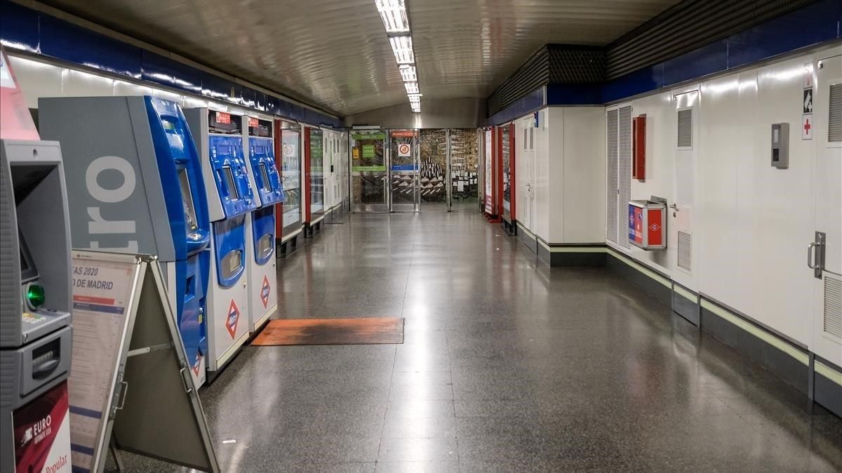 Entrada a una de las estaciones de metro de Madrid. Entrada a una de las estaciones de metro de Madrid.
