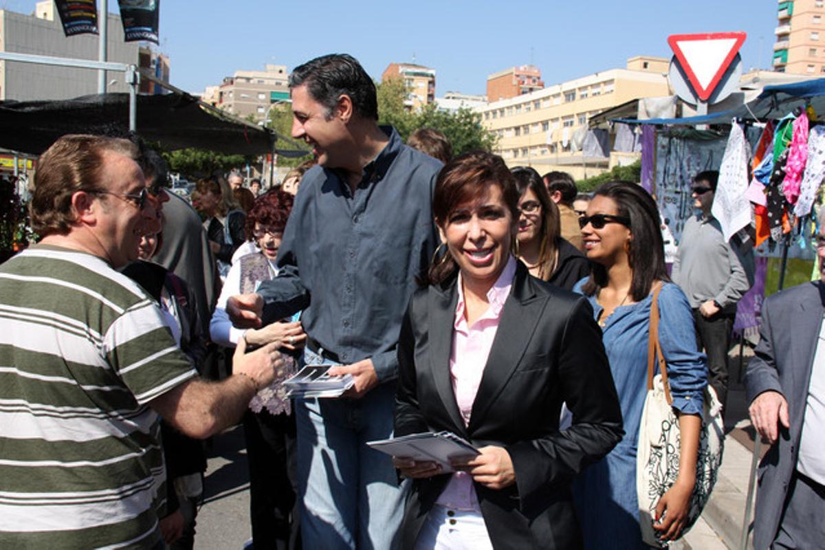 Xavier García Albiol y la presidenta del PPC, Alícia Sánchez-Camacho, reparten dípticos en Badalona, en abril.