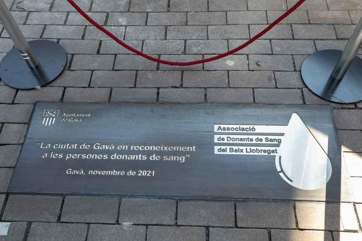 La placa que rinde homenaje a los donantes de sangre en Gavà La placa que rinde homenaje a los donantes de sangre en Gavà