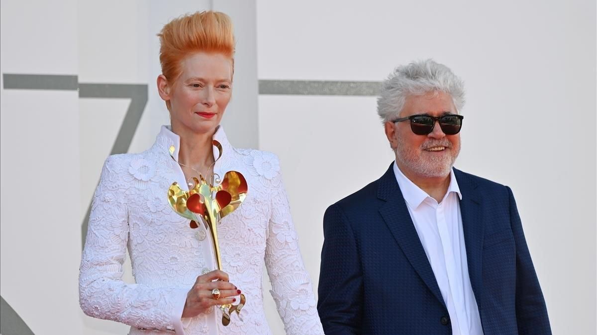 La actriz Tilda Swinton y el director Pedro Almodóvar en el festival de cine de Venecia. La actriz Tilda Swinton y el director Pedro Almodóvar en el festival de cine de Venecia.