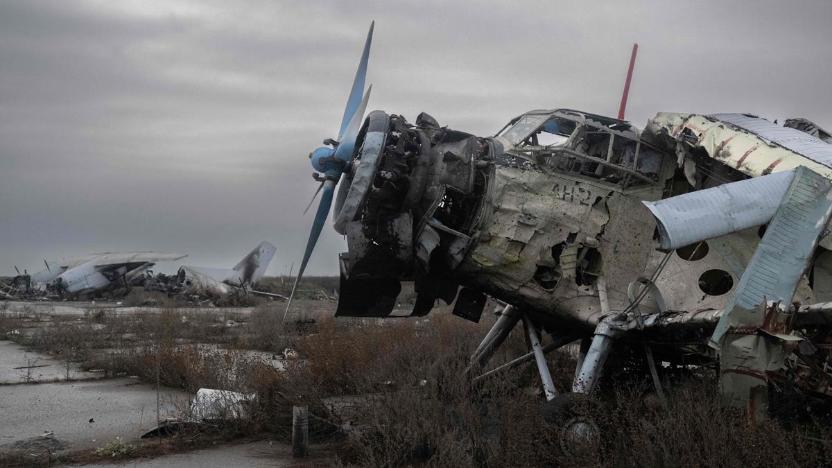Un avión dañado en un ataque al aeropuerto de Jersón, en la localidad ucraniana de Chornobaivka.