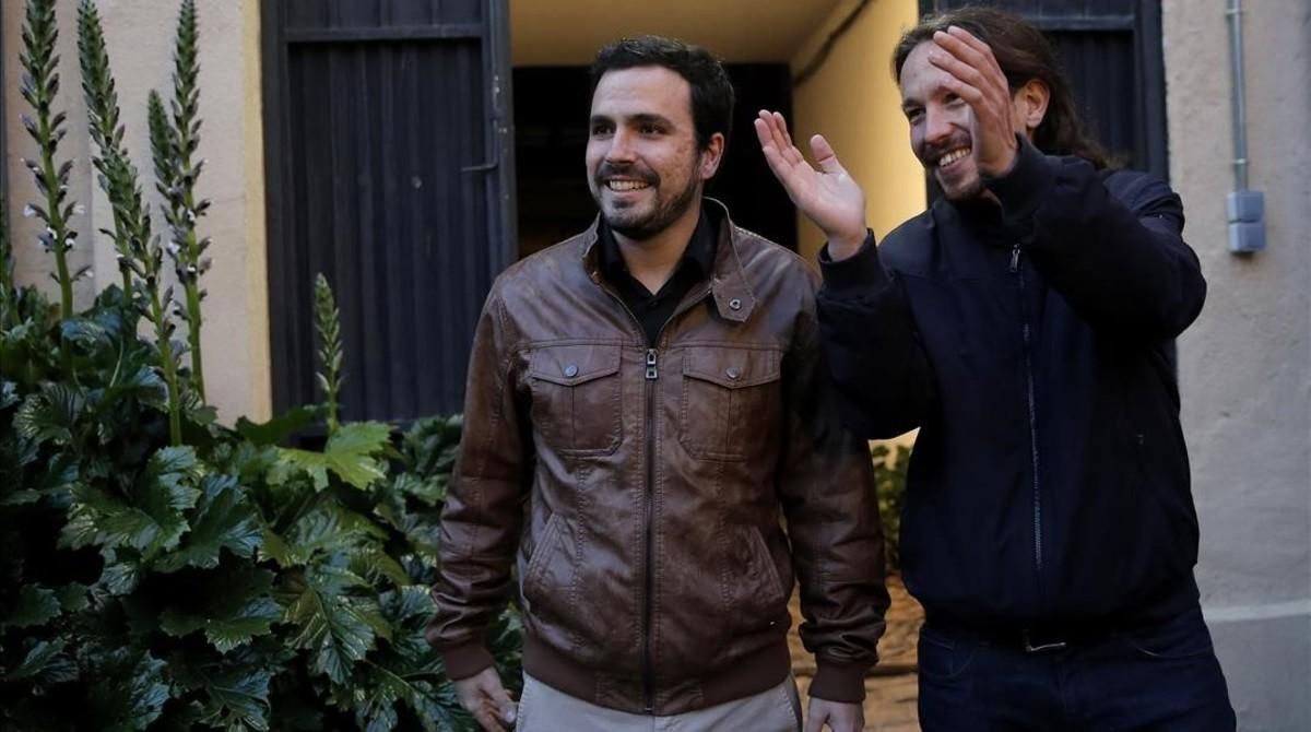 Pablo Iglesias y Alberto Garzón llegan a la Sala Mirador, en Madrid, para presentar su acuerdo de coalición. Pablo Iglesias y Alberto Garzón llegan a la Sala Mirador, en Madrid, para presentar su acuerdo de coalición.