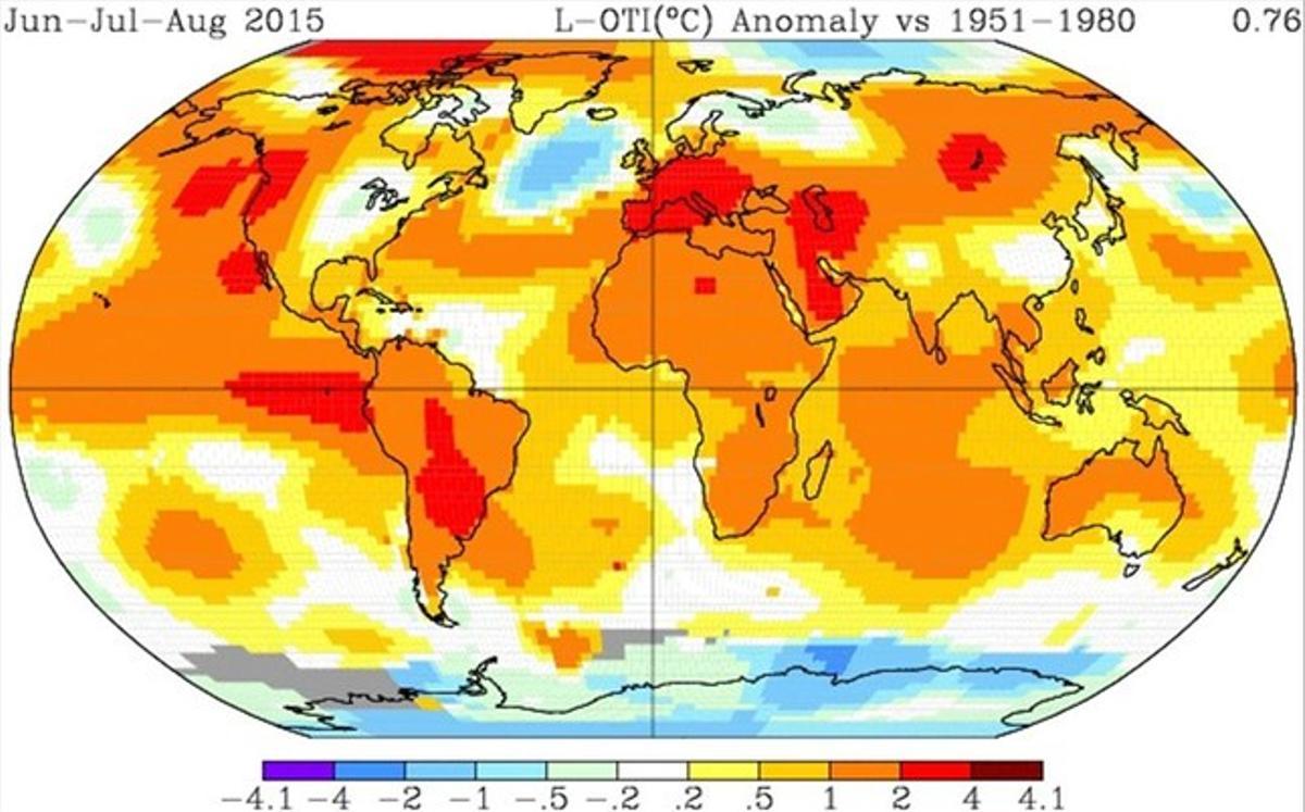 Anomalías de la temperatura mundial del 2015 en el verano boreal, iniverno austral (junio-agosto), con respecto a la media del periodo 1951-1980. Los colores rojizos equivalen a entre 2 y 4 grados por encima de lo habitual.