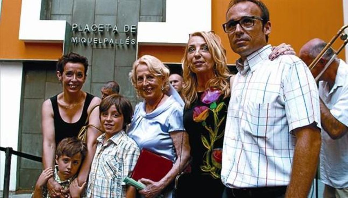 La viuda Carolina, las hijas Carolina y Mercè, el yerno y los nietos de Miquel Pallés, ayer en su plaza. La viuda Carolina, las hijas Carolina y Mercè, el yerno y los nietos de Miquel Pallés, ayer en su plaza.