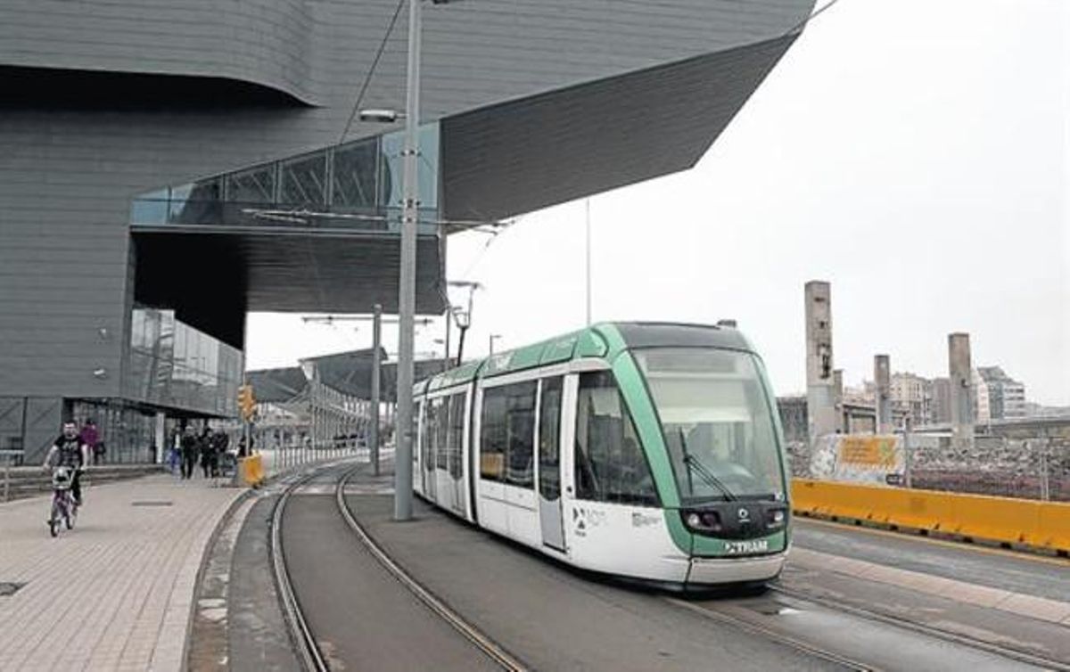 El Trambesòs, a su paso por Glòries, con el tambor a medio derruir, en abril del 2014. El Trambesòs, a su paso por Glòries, con el tambor a medio derruir, en abril del 2014.