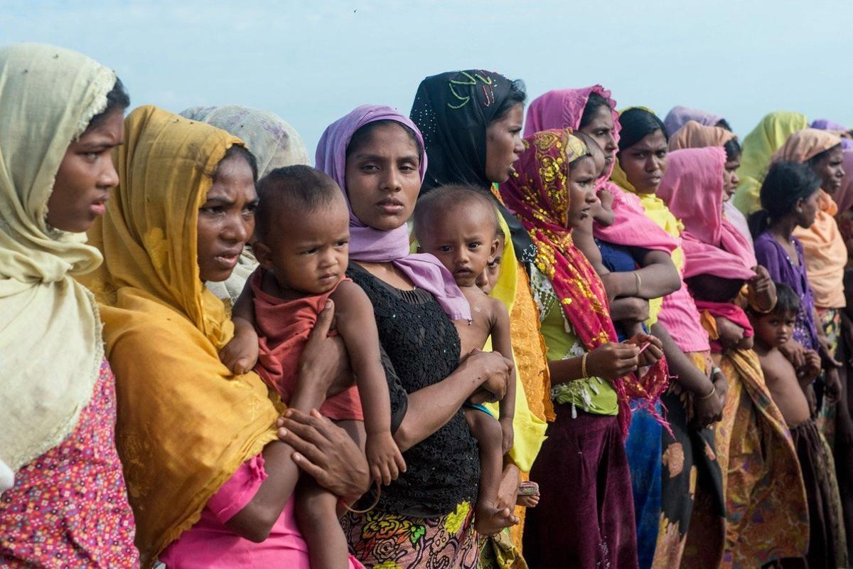 Mujeres rohingyas sostienen a sus hijos en un campo de refugiados en el estado de Rakhine. 