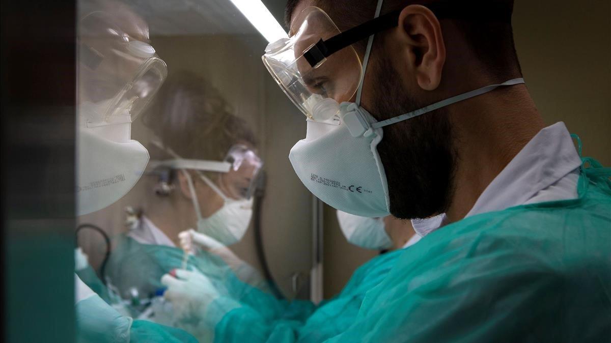 Dos hospitals de Madrid i Catalunya tenen l'11% de sanitaris contagiats