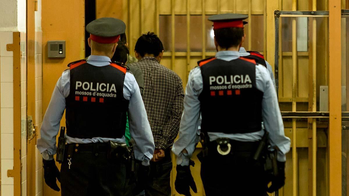 Unos mossos conducen a un preso al interior de la cárcel.