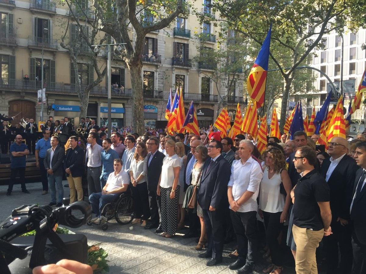 La ofrenda del Partit Demòcrata Català, la antigua CDC, con el ’expresident’ Artur Mas a la cabeza