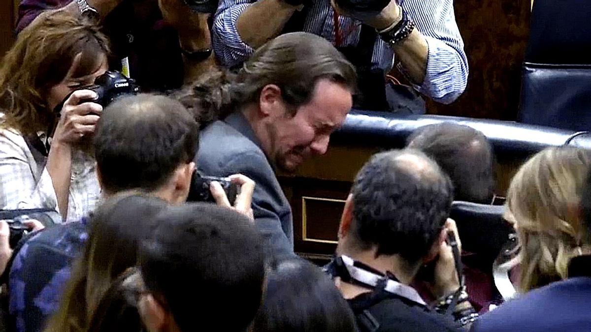 Iglesias llora tras la elección de Sánchez como presidente.