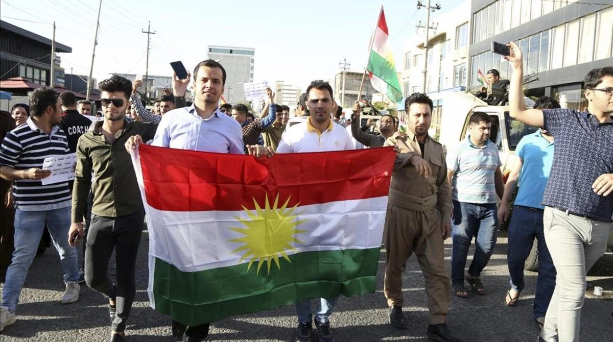 Kurdos de Kirkuk participan en una protesta frente al Consulado estadounidense en Erbil. 