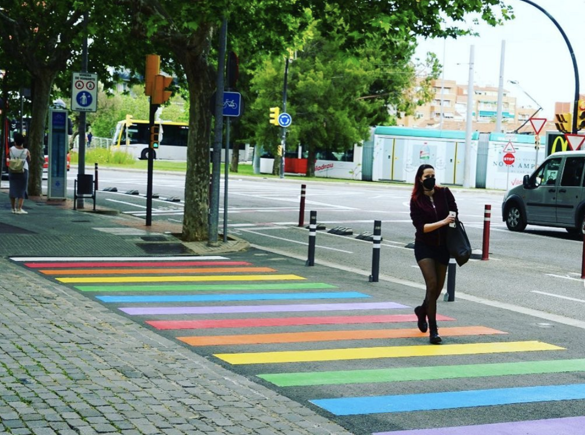 Paso de peatones con la bandera multicolor de Esplugues Paso de peatones con la bandera multicolor de Esplugues