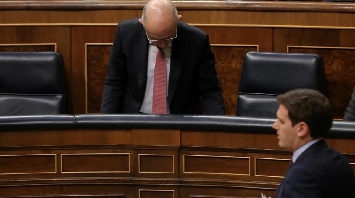 El líder de Ciudadanos, Albert Rivera, pasa ante el escaño del exministro de Hacienda, Cristóbal Montoro, el pasado 26 de abril en el Congreso. El líder de Ciudadanos, Albert Rivera, pasa ante el escaño del exministro de Hacienda, Cristóbal Montoro, el pasado 26 de abril en el Congreso.