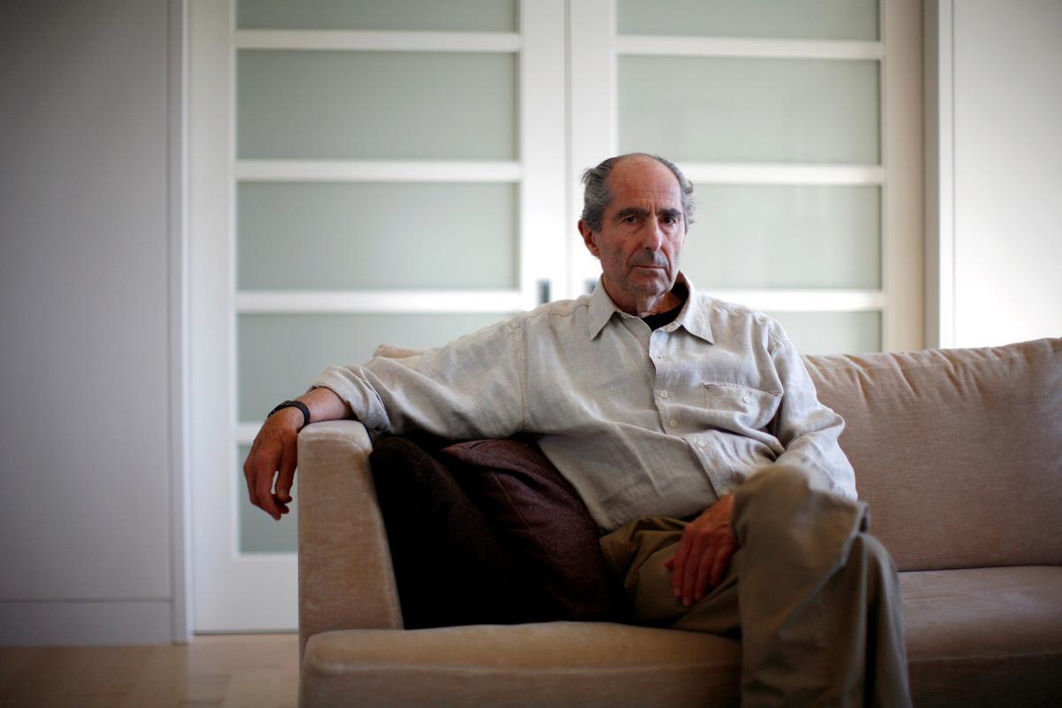  Philip Roth posa en su casa de Nueva York, en 2010.