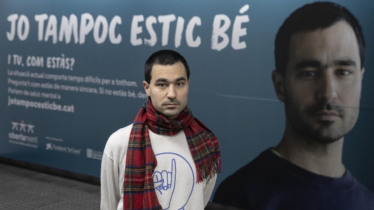 Sergi, en la parada de metro de Gràcia, ante uno de los carteles con su rostro. No le gusta especialmente, pero cree que puede ser útil Sergi, en la parada de metro de Gràcia, ante uno de los carteles con su rostro. No le gusta especialmente, pero cree que puede ser útil