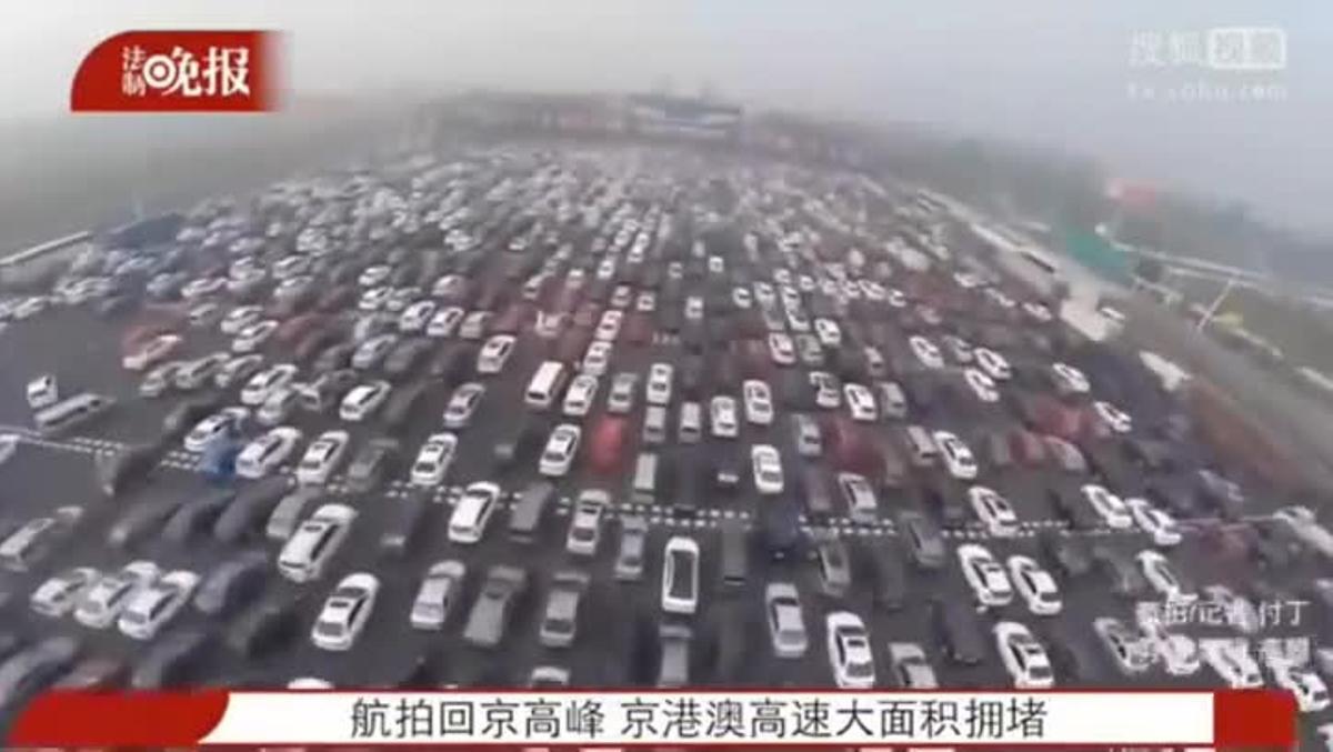 Un vídeo grabado por un dron muestra el monumental atasco con miles de coches en una autopista de 50 carriles a las afueras de Pekín.
