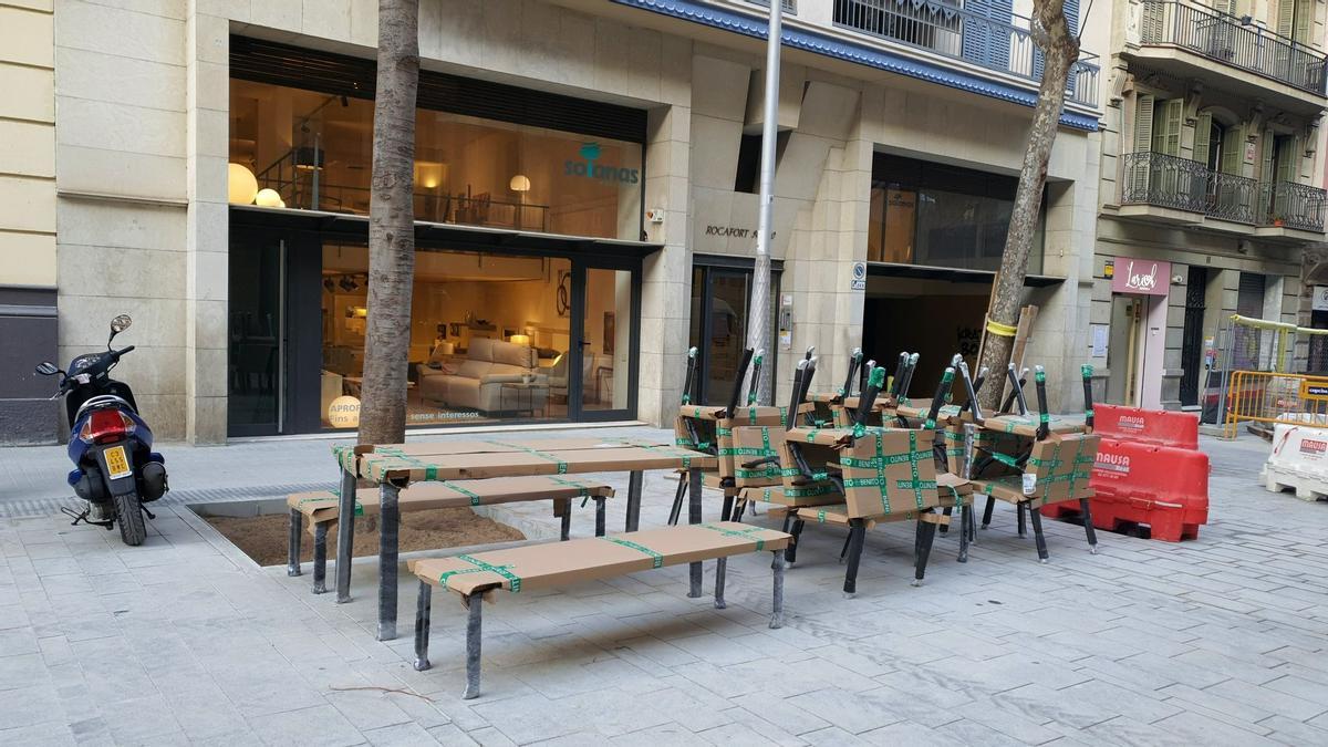 Mobiliario urbano robado en la futura ’superilla’ del Eixample, en la calle Rocafort de Barcelona