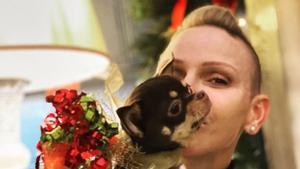 Charlene de Mónaco, con su mascota recientemente fallecida.