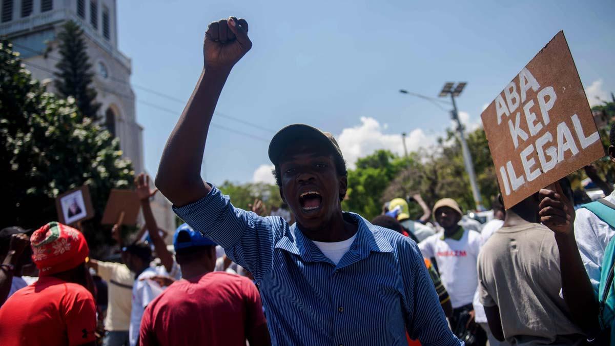  Manifestantes gritan consignas, tras una misa en la iglesia de San Pedro de Pétion-Ville, en Puerto Príncipe.