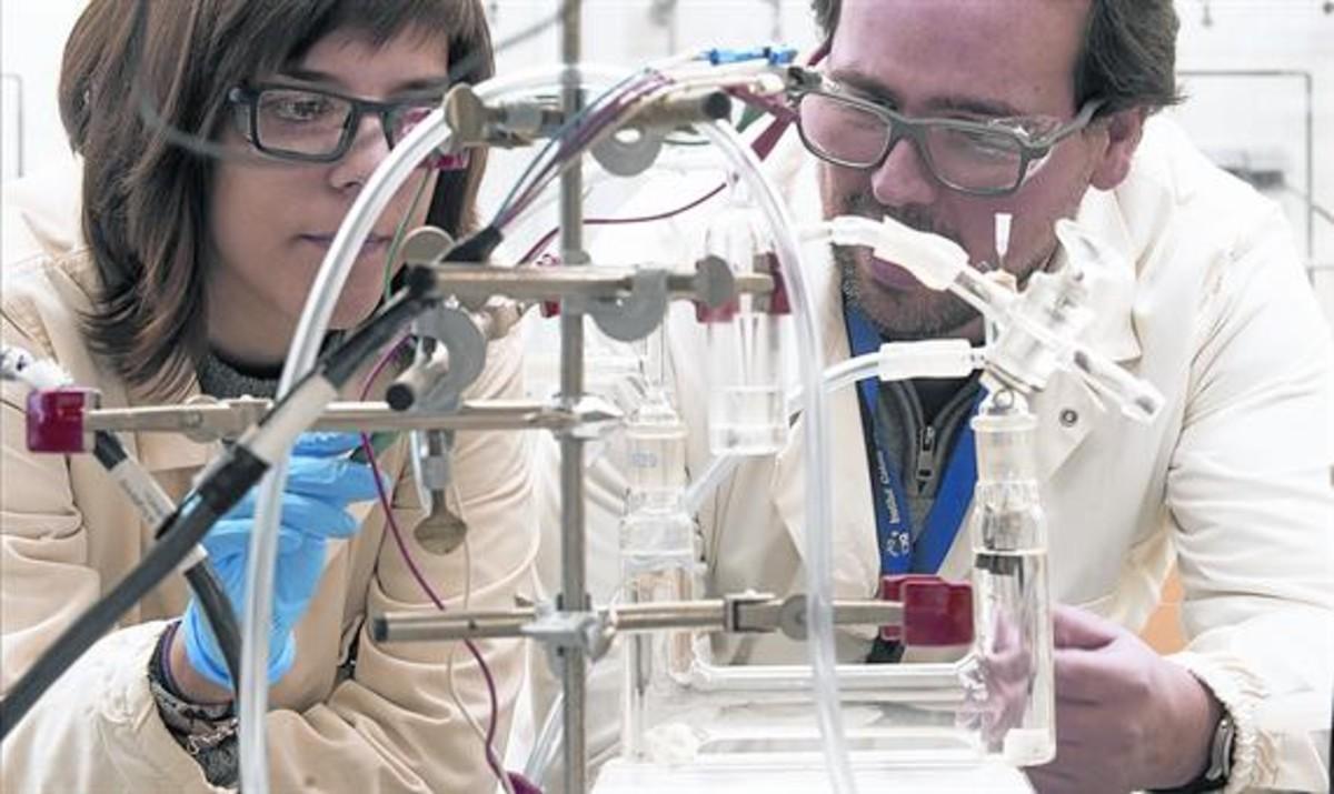 Investigadores 8Marta Blasco y Álvaro Reyes, ante el prototipo del catalizador de hidrógeno. Investigadores 8Marta Blasco y Álvaro Reyes, ante el prototipo del catalizador de hidrógeno.