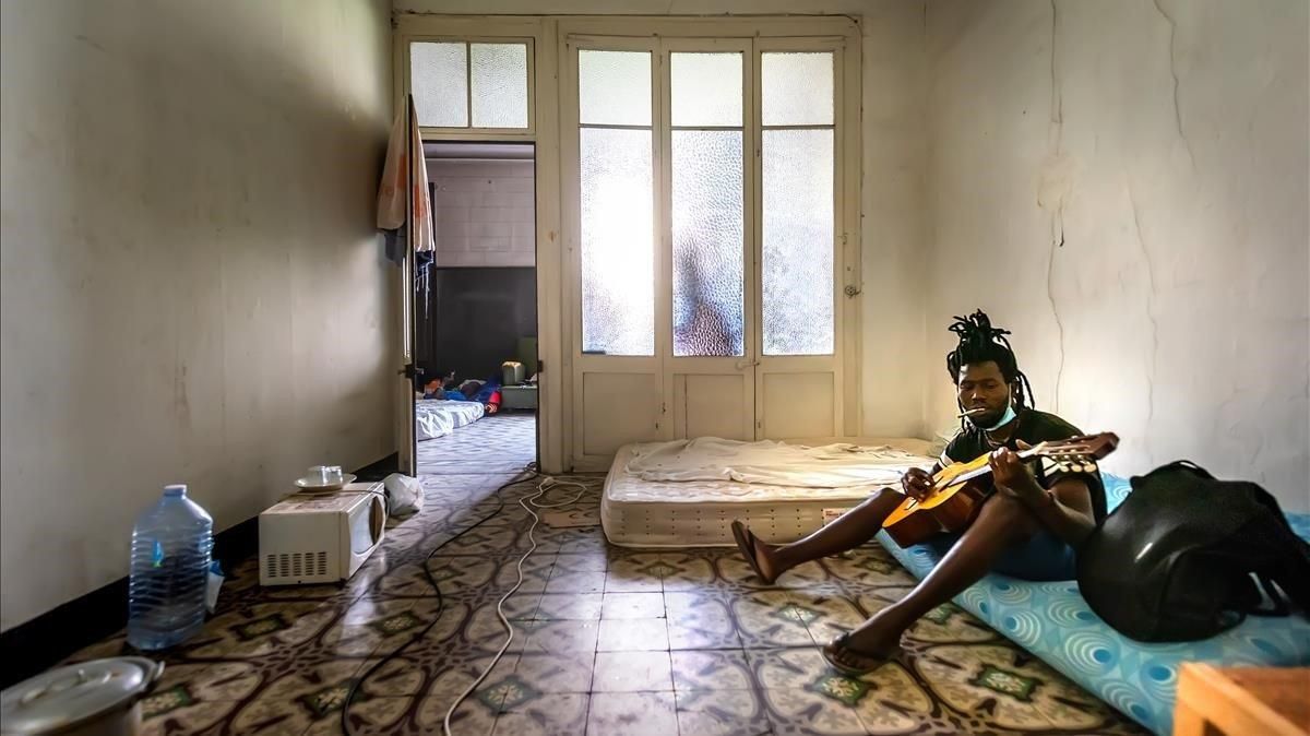 Un temporero de Lleida, en el piso donde duerme estos días. Un temporero de Lleida, en el piso donde duerme estos días.