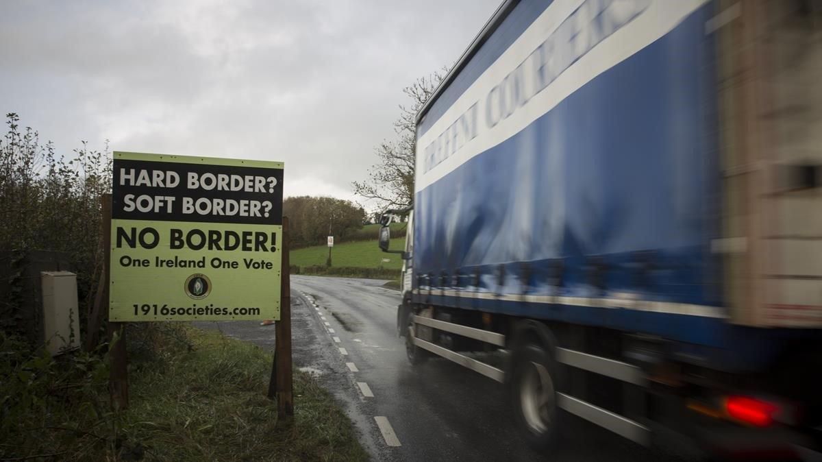 Un camión pasa por un letrero contra la instauración de una frontera física entre la dos Irlandas. Un camión pasa por un letrero contra la instauración de una frontera física entre la dos Irlandas.