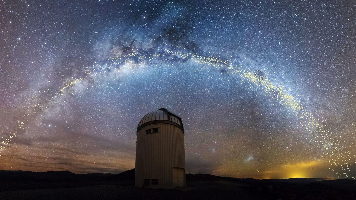 Panorámica de la Vía Láctea vista desde un observatorio astronómico. Panorámica de la Vía Láctea vista desde un observatorio astronómico.