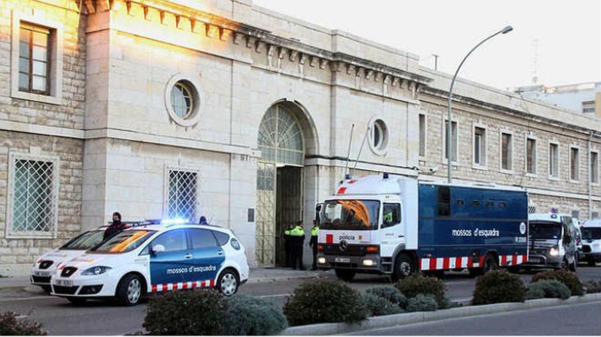 Empieza el traslado de internos del centro penitenciario de Tarragona al de Mas d’Enric. Amplio dispositivo de seguridad para realizar las conducciones de 180 reclusos.