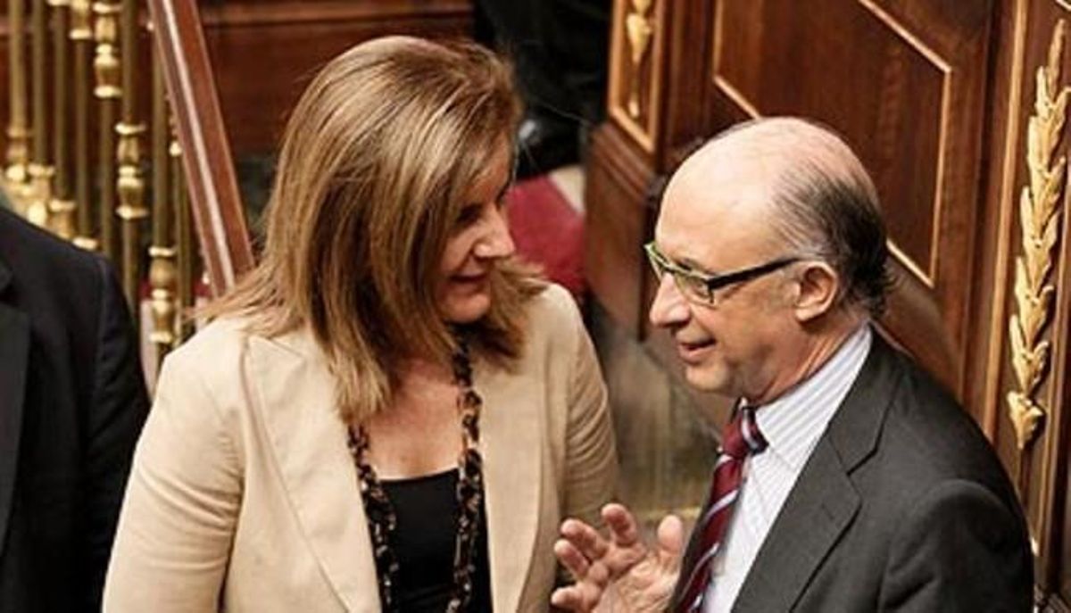 La ministra de Empleo y Seguridad Social, Fátima Báñez, conversa con el ministro de Hacienda y Administraciones Públicas, Cristóbal Montoro durante el pleno de hoy. La ministra de Empleo y Seguridad Social, Fátima Báñez, conversa con el ministro de Hacienda y Administraciones Públicas, Cristóbal Montoro durante el pleno de hoy.