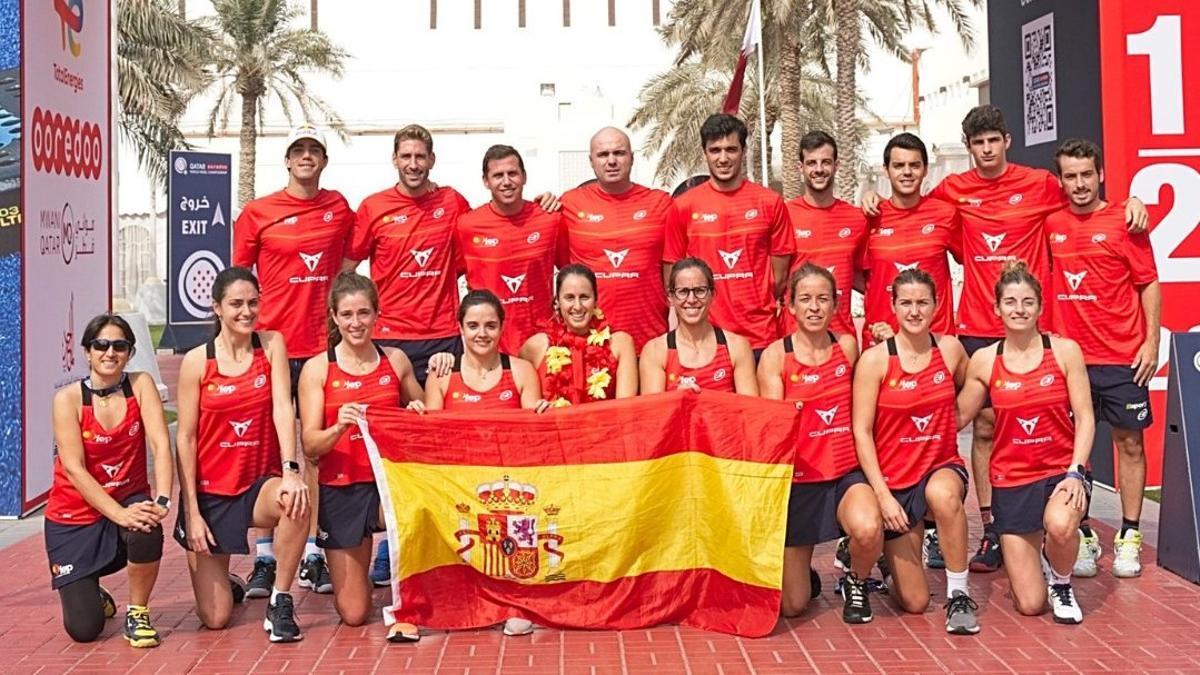 El equipo español masculino y femenino del Mundial de pádel en Doha.