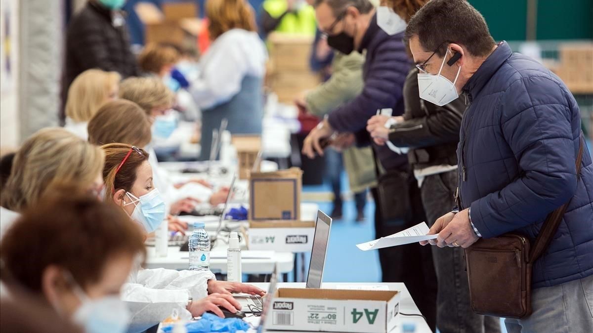 Pruebas masivas de detección del covid-19, este sábado en un polideportivo de Burgos. Pruebas masivas de detección del covid-19, este sábado en un polideportivo de Burgos.