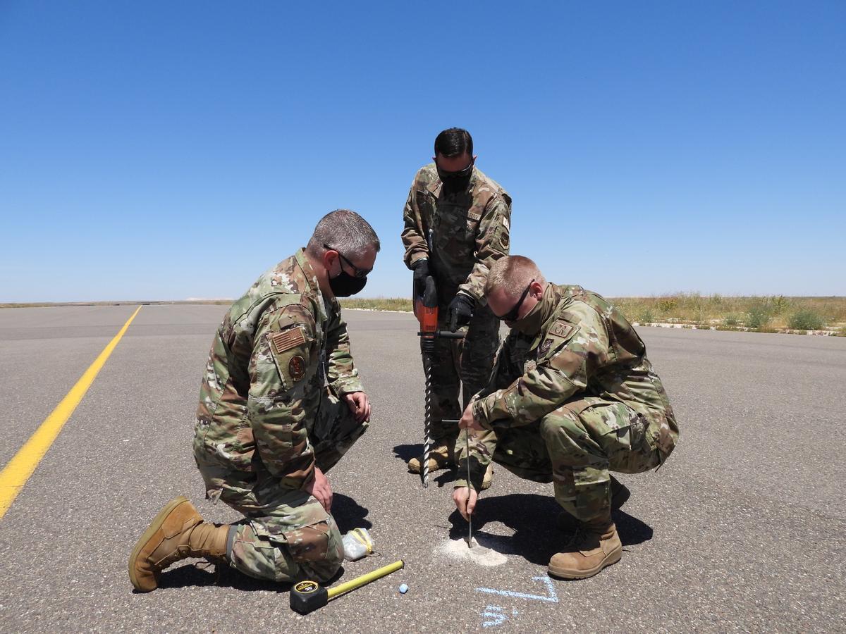 Militares norteamericanos evalúan la pista del aeródromo Ben Guerir de Marruecos para las maniobras African Lion 21.